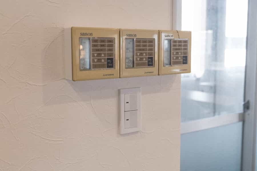 【室内に専用エアコンがあるので温度設定を自由に変更可能です。リモコンは入口ドアから入ってすぐ左の壁にございます】 - TIME SHARING 飯田橋 第二東文堂ビル 7Fの写真