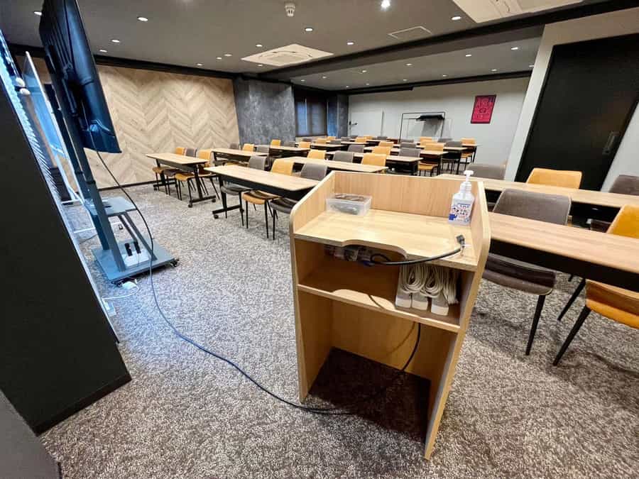 【モニターへは、司会台に伸びているHDMIケーブルとお手持ちのPCを接続するだけで簡単に投影が出来ます】 - TIME SHARING 田町赤羽橋 8Aの写真