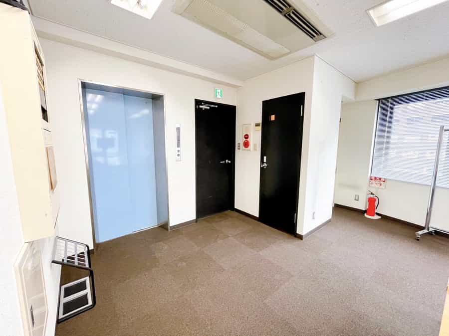 【トイレは会議室後方、エレベーター横にございます】 - TIME SHARING 水道橋 三崎町TSビル 5Fの写真