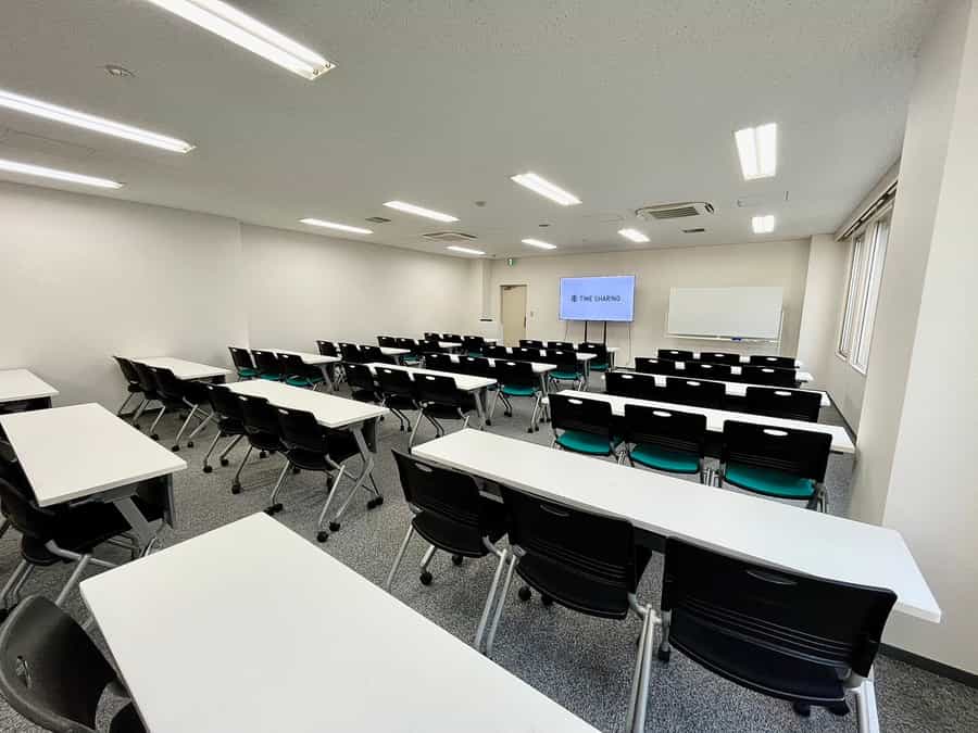【司会台、ホワイトボードも無料でご利用いただけます】- TIME SHARING 京橋 SC新京橋ビル 7Cの写真