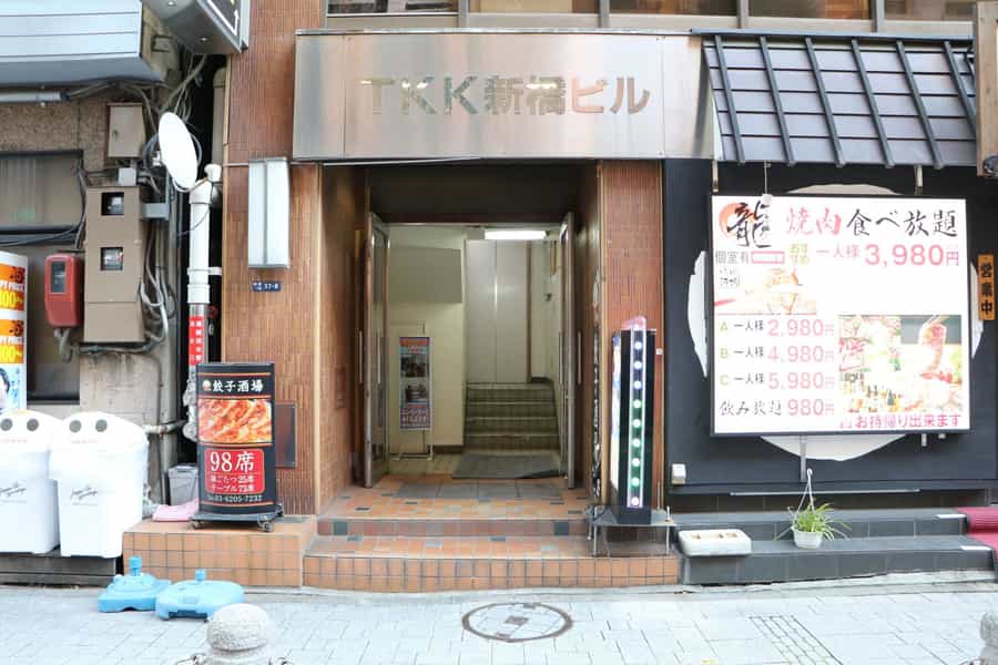 正面入口「TKK新橋ビル」が目印です - TIME SHARING 新橋駅日比谷口前の写真