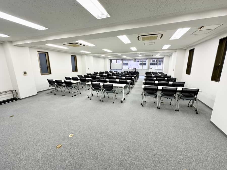 【会議室後方は広く空いているので荷物置き場にオススメです】 - TIME SHARING 御徒町 マツダビル4Fの写真