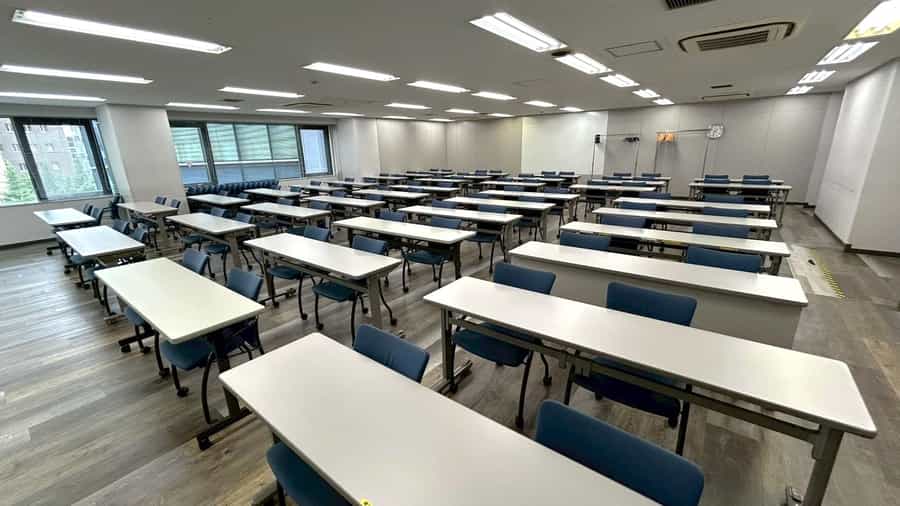【スクール形式で76名～100名着席可能です！】