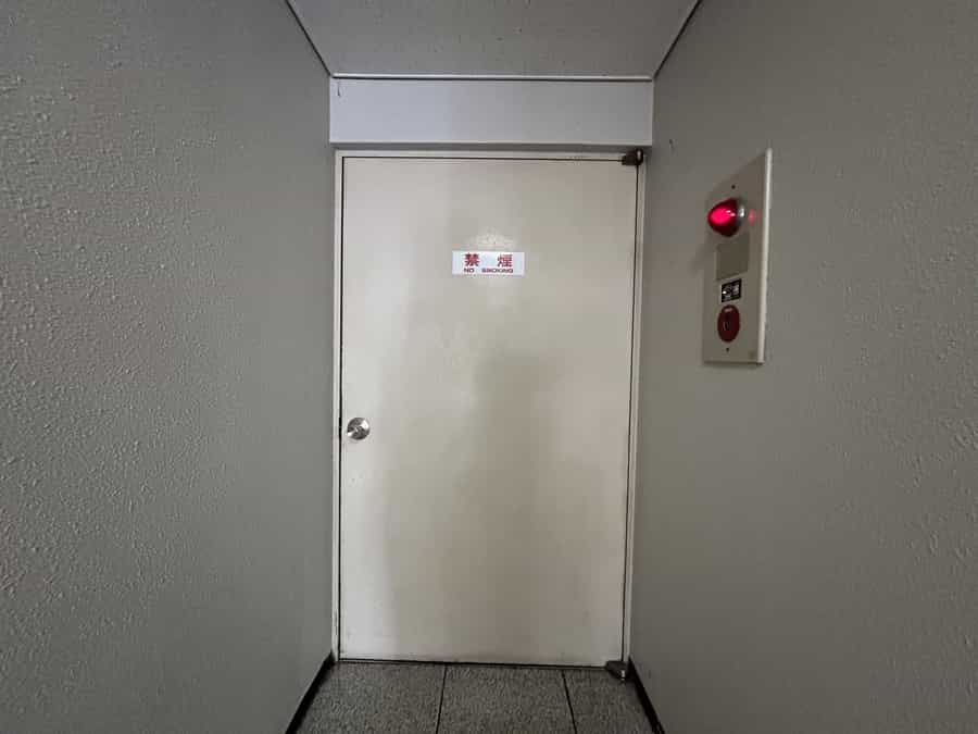 【※19時以降は、エントランスの扉を施錠しております。反対側の「禁煙」記載の通用口扉より、ご退館ください。】 - TIME SHARING 竹橋 旺巧ビル 4Fの写真