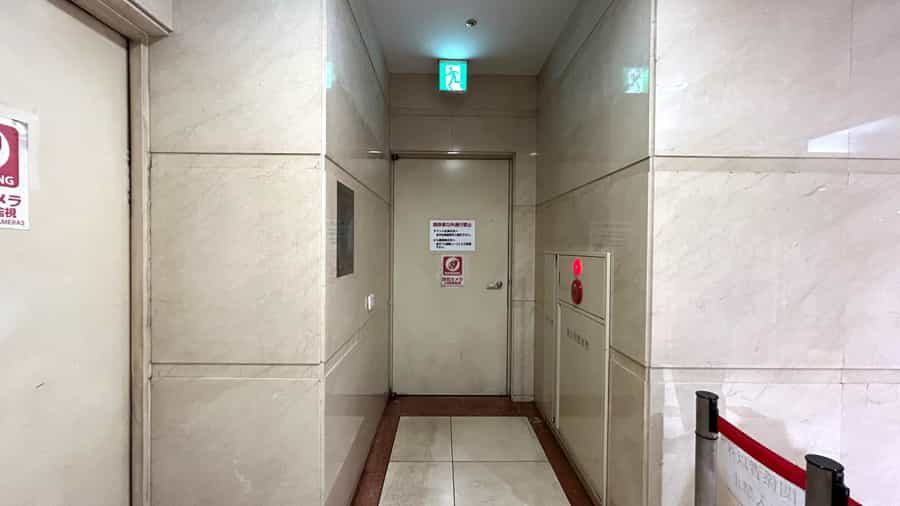 【関係者以外立ち入り禁止の記載がございますが、扉を開けて道なりに裏口までお進みください。】