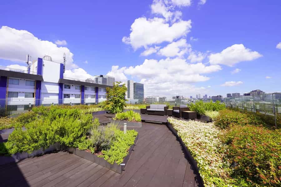【テラスの植え込みが景色をさらに良くしてくれています】 - ザ・パークハビオ新宿 屋上スペースの写真