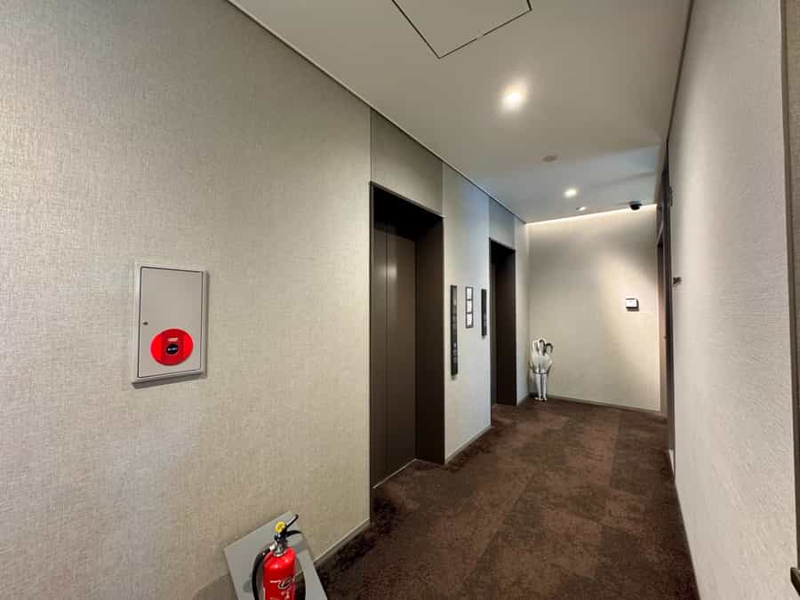 【8階エレベーターホールを降りると共用部入口がございます。】 - TIME SHARING MID POINT 川崎 8-25の写真