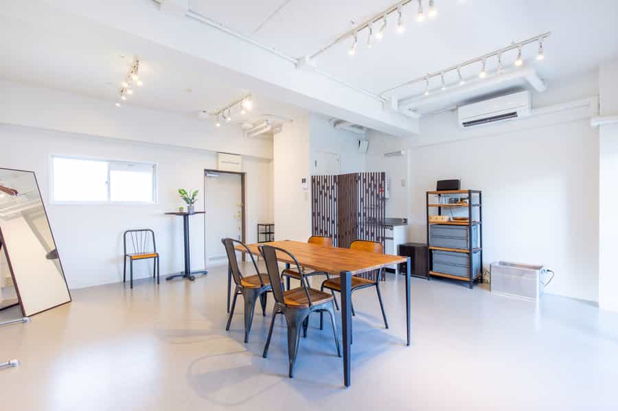 GALLERY C:グレーと白の内装と自然光でモデル・ポートレート撮影に - GOBLIN.原宿店-GALLERY C-の写真