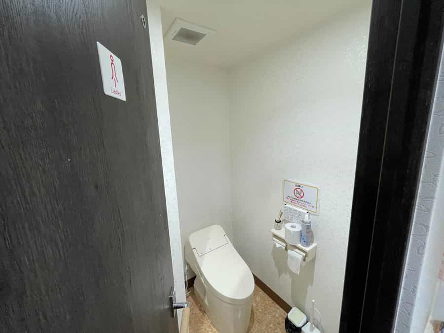 【女子トイレ：個室1】 - TIME SHARING ビステーション新横浜 ミーティングルームの写真