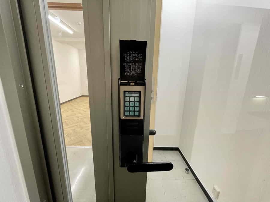【7階共用扉の電子錠を開錠し、中にお入りください。※会議室に鍵はありません】 - TIME SHARING 四谷防音ルーム7Cの写真