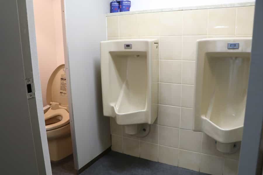 【階段下に男性トイレがございます】 - TIME SHARING 六本木 第6DMJビル 4Bの写真