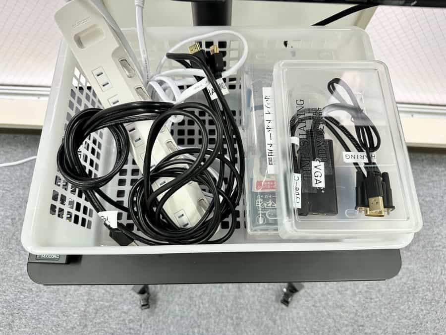 【モニター台には、ケーブルや変換器・延長コード・ホワイトボード用の備品などをまとめています】 - TIME SHARING 小伝馬町 日本橋HRビル2Fの写真