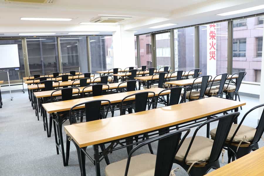 大きな窓に囲まれています - TIME SHARING 新橋駅日比谷口前の写真