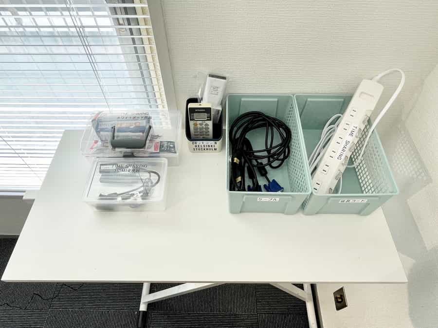 【モニター用のケーブルや変換器・リモコン・延長コード・ホワイトボード用の備品は窓際の棚にまとめてあります】 - TIME SHARING 新宿御苑前 オリエント新宿1001の写真
