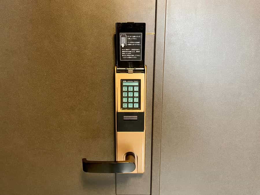【共通扉のドアノブについているスマートロックを、予約完了メールに記載している番号で解除し、ご入室いただきます】 - TIME SHARING 田町赤羽橋 8Aの写真