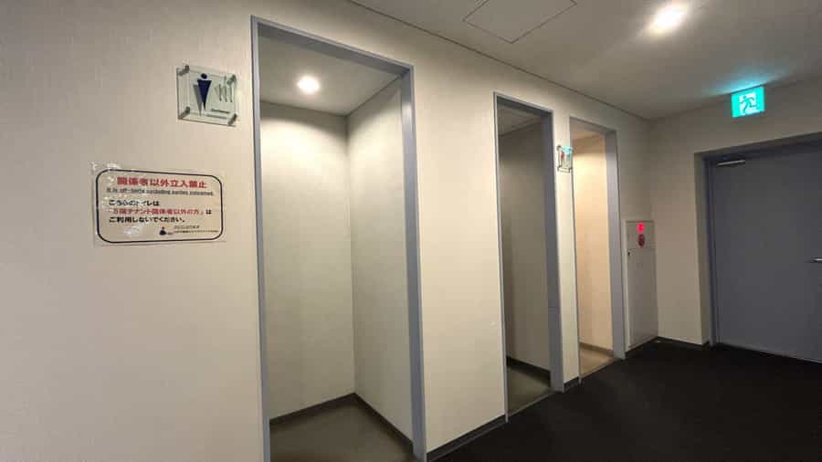【男子トイレは共有部にございます】
