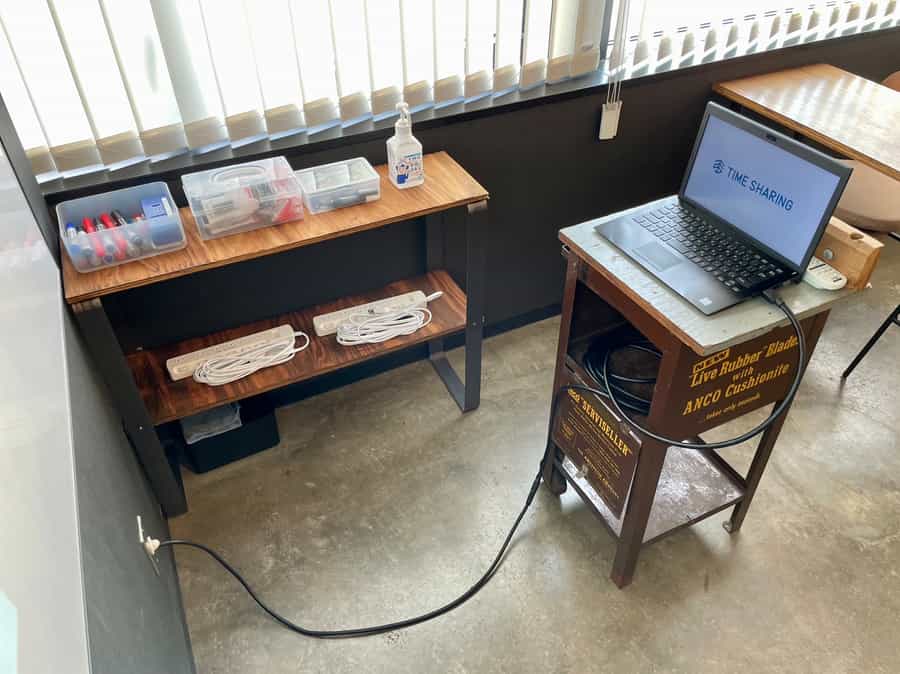 【プロジェクターへは、司会台に伸びているHDMIケーブルとお手持ちのPCを接続するだけで簡単に投影が出来ます】 - TIME SHARING 田町赤羽橋 8Bの写真