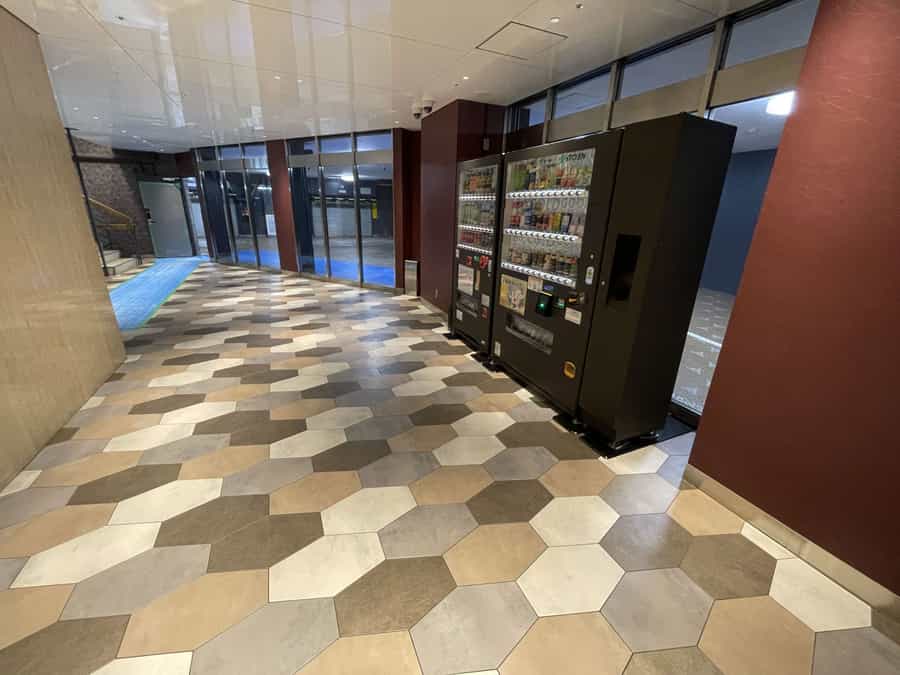 【1階エレベーターホールには自動販売機が2台あります】 - TIME SHARING 渋谷ワールド宇田川ビル7Aの写真