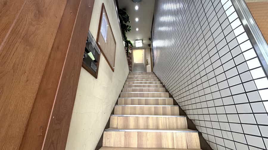 【階段で3階までお上がりください】