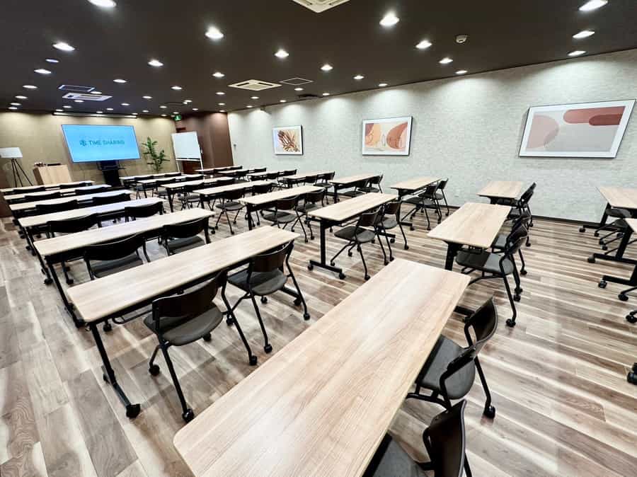 【会議室内のプロジェクター、司会台、ホワイトボードなど、無料備品も充実しております】 - TIME SHARING 竹橋 廣瀬第2ビル B1Fの写真