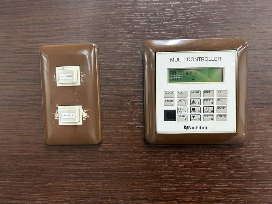 【5Dの部屋入口に電気のスイッチとロールカーテンのリモコンがございます。ALLと▼ボタンを押すことでロールカーテンを下せます。】 - TIME SHARING 水天宮前 箱崎リージェントビル 5Dの写真