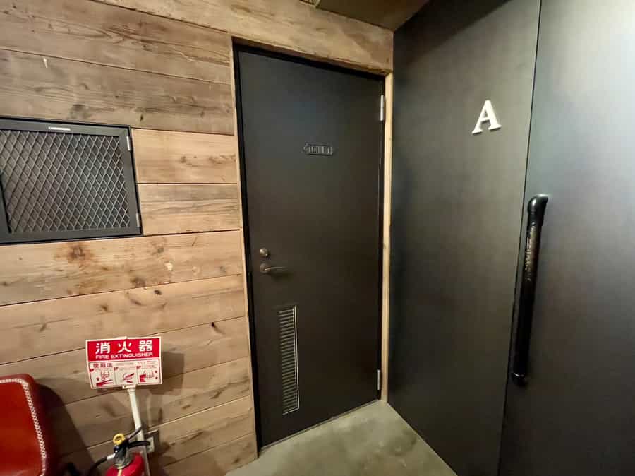【廊下内・8A会議室の横には、他のお部屋と共用の男女共用トイレがございます】 - TIME SHARING 田町赤羽橋 8Aの写真
