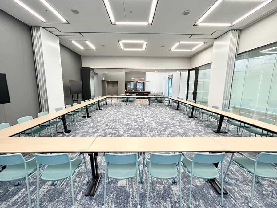 【机と椅子は全てキャスター付きなので、レイアウト変更も簡単にできます☆※要原状復帰】 - TIME SHARING 勝どき 晴海トリトンX棟Conference RoomⅡ+Ⅲ+ラウンジの写真