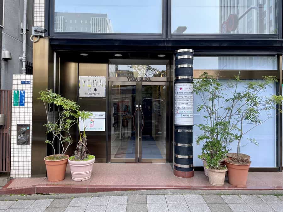 【「YODAビル」と表示があるガラスドアがビルの入口です】 - TIME SHARING 田町赤羽橋 8Bの写真