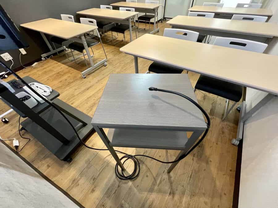 【モニターへは演台に伸びているHDMIケーブルを繋ぐだけなので簡単♪】 - TIME SHARING 四谷7Aの写真