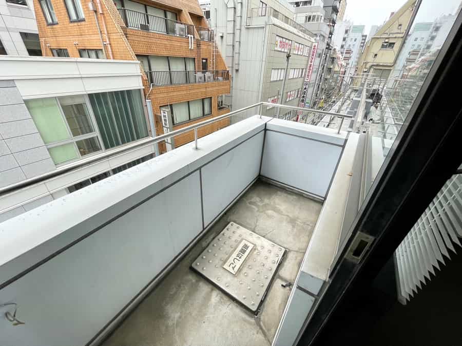 【喫煙所には灰皿をご用意していないので、お客様自身で携帯灰皿をご用意ください】 - TIME SHARING 水道橋 三崎町TSビル 4Fの写真