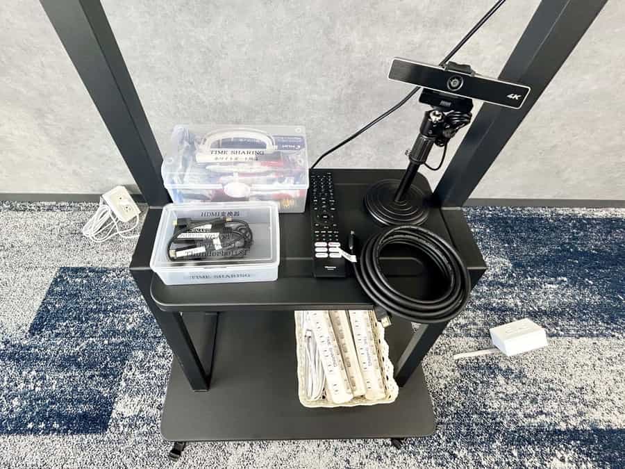 【延長コードなどの備品は、モニター台に設置しております】 - エキスパートオフィス横浜 501の写真