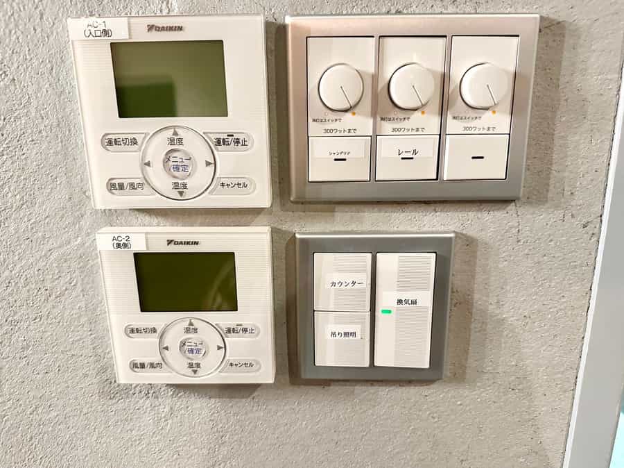 【室内に専用エアコンがあるので温度設定を自由に変更可能です。リモコンは入口ドアから入ってすぐ右の壁にございます】 - Lounge-R 六本木の写真