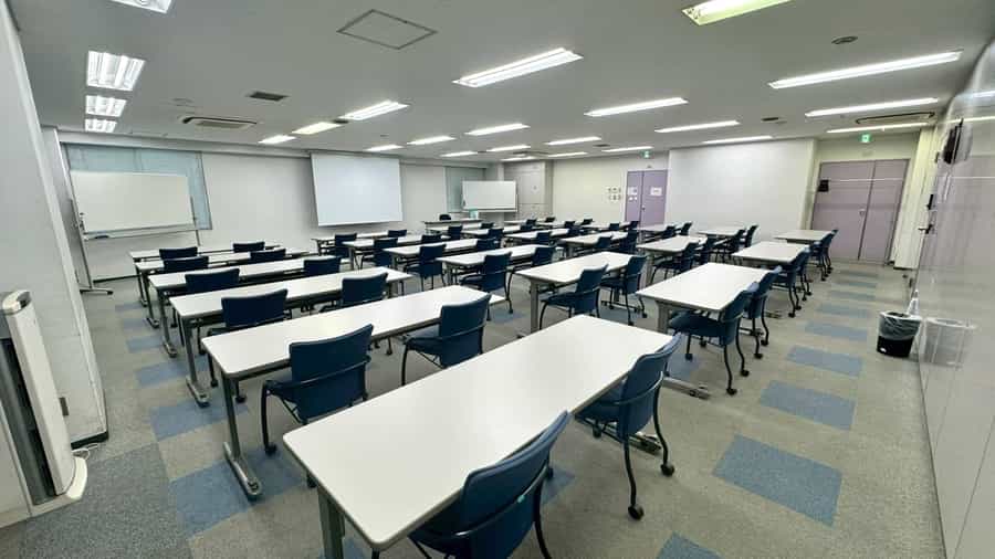【スクール形式で48名~72名着席可能です!】