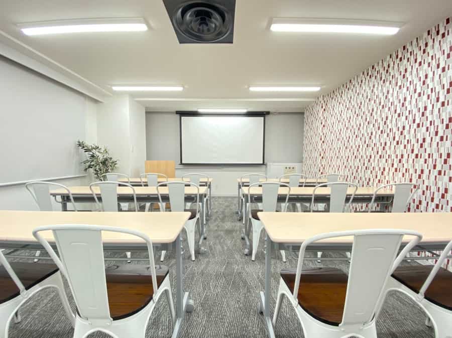 スクール形式18名着席可能 - TIME SHARING 新宿6Dの写真
