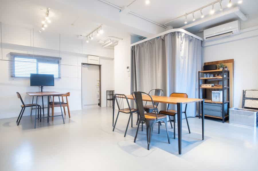 GALLERY C:グレーと白の内装と自然光でモデル・ポートレート撮影に - GOBLIN.原宿店-GALLERY C-の写真