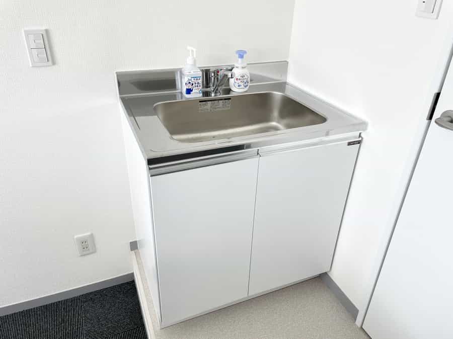 【室内には独立した流し台があり、ハンドソープをご用意しています】 - TIME SHARING 新宿御苑前 オリエント新宿1001の写真