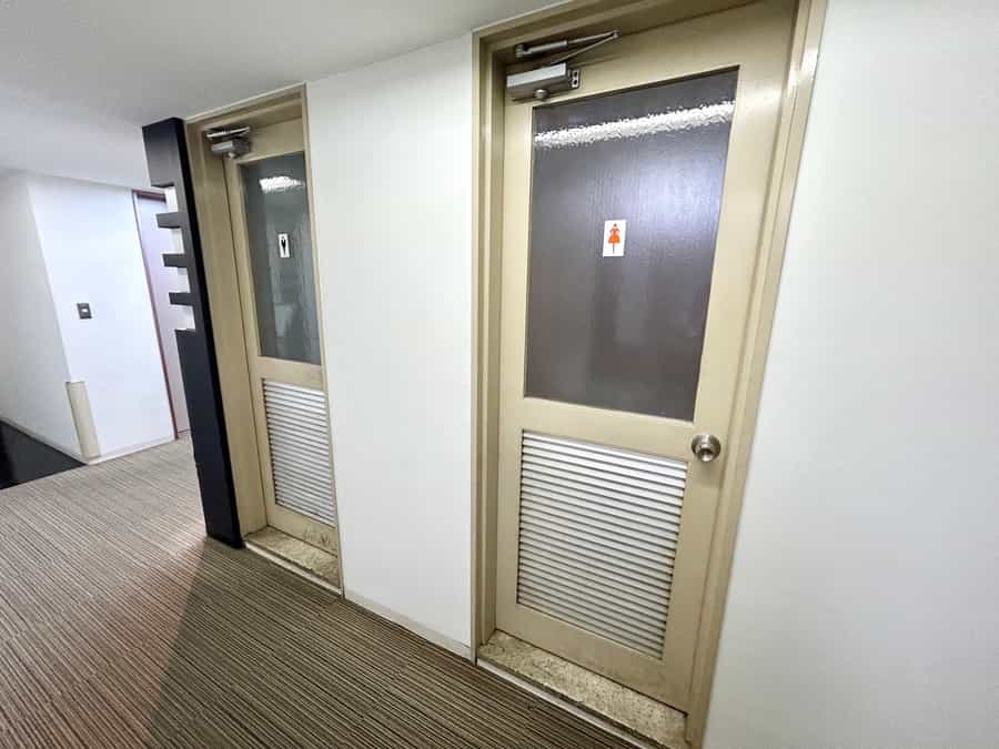 【男性用:個室×1、小便器×2、女性用:個室×2】 - TIME SHARING 新宿9Cの写真