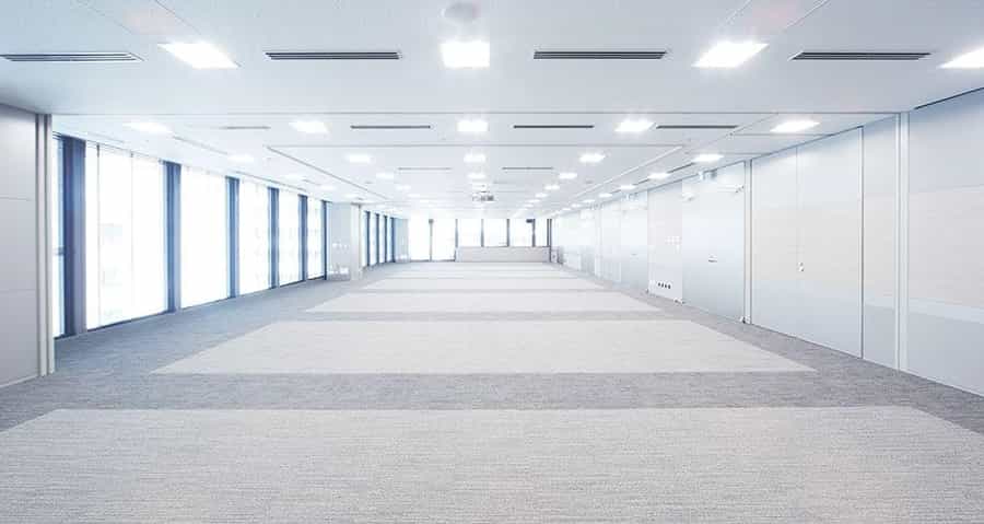 【スライディングウォールによって部屋の分割・連結が可能です。小さい部屋は小会議室や面接会場、控室として。部屋を連結すれば大規模セミナーや会議、株主総会の他、パーテーションでブースを分けたり商品を陳列して展示会を行うこともできます。】 - EBiS303 カンファレンススペース Cの写真