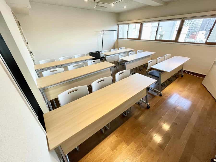 【ウッド調の床とナチュラルなテーブルがリラックスした雰囲気】 - TIME SHARING 四谷8Cの写真