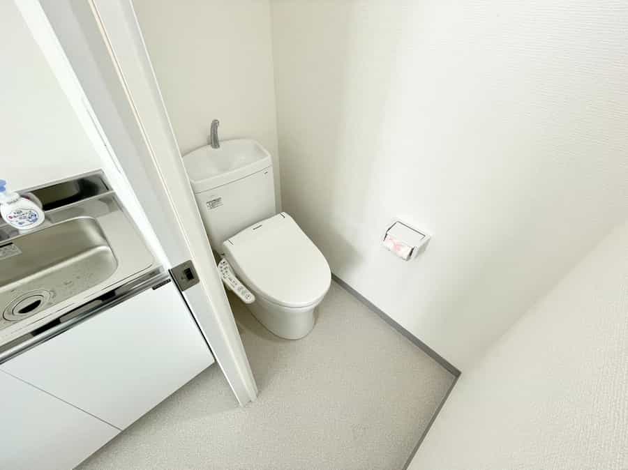 【室内に男女共用トイレが1つございます】 - TIME SHARING 新宿御苑前 オリエント新宿1001の写真