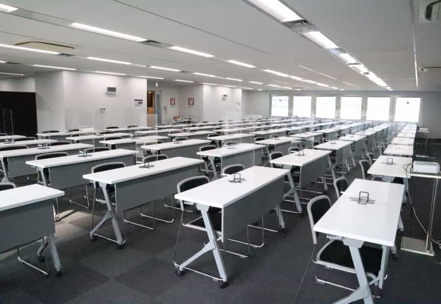 【136名着席可能な大規模会議室】