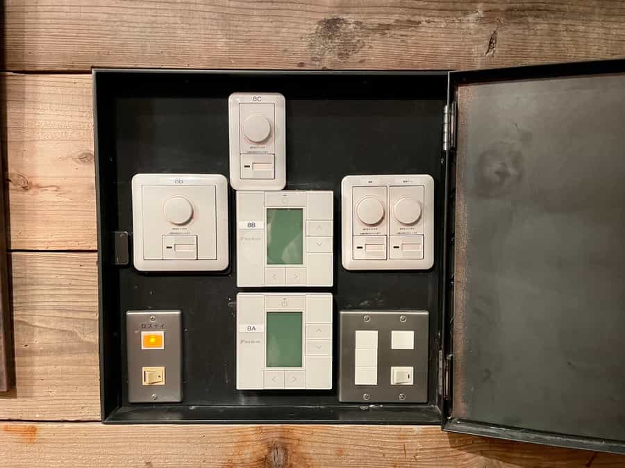 【電気スイッチ ※各スイッチに部屋番号を書いていますので、他のお部屋を間違えて操作しないようお気をつけください】 - TIME SHARING 田町赤羽橋 8Cの写真