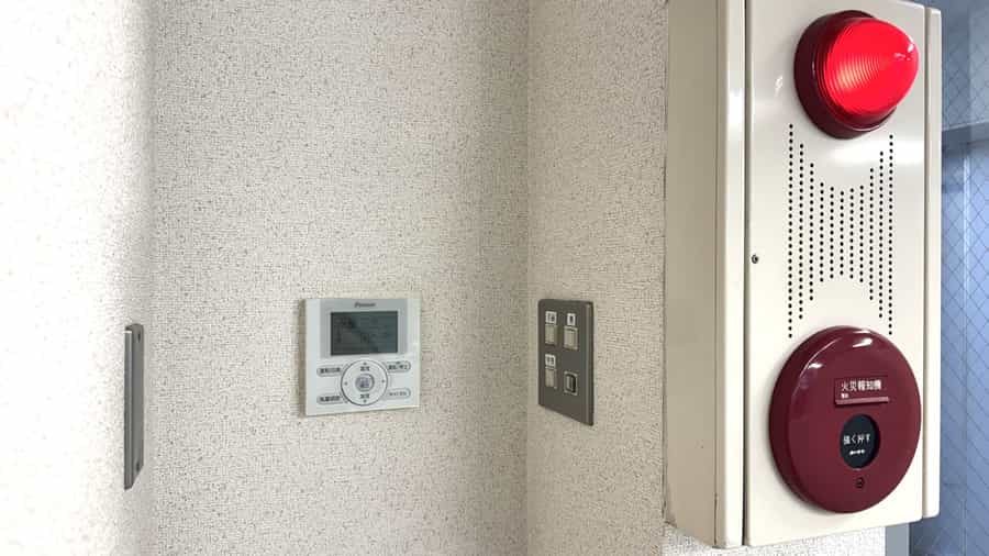 【手前のお部屋の電気・空量のスイッチは、火災報知器の周辺にあります】