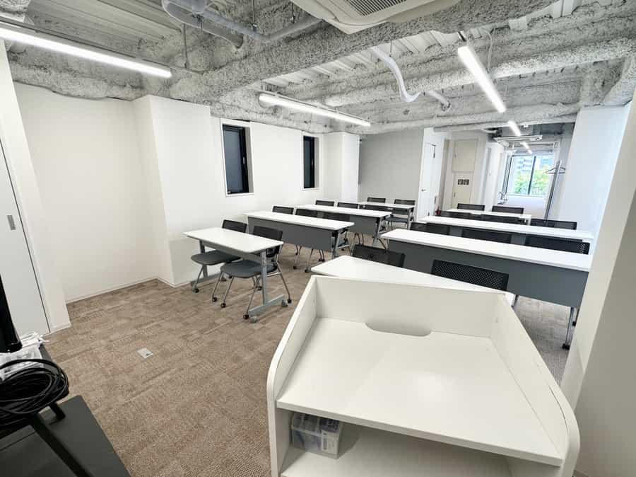 【司会台からコミュニケーションが取りやすいサイズ感の会議室です】 - TIME SHARING 茅場町 FF日本橋茅場町ビル4Fの写真