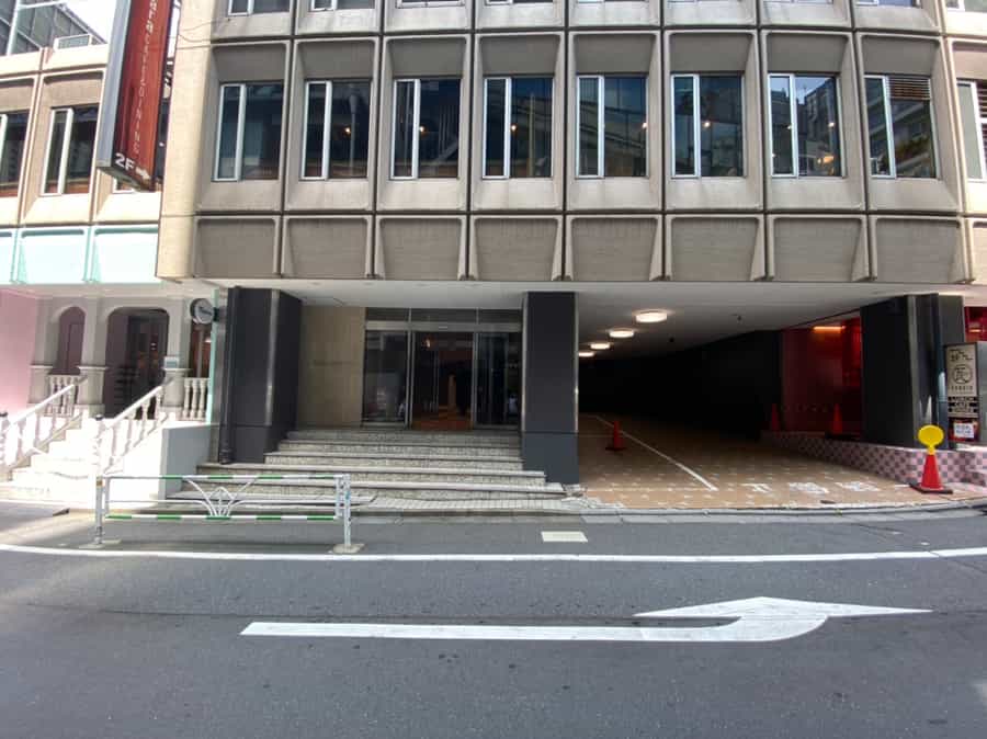 【建物の正面入り口】 - TIME SHARING 渋谷ワールド宇田川ビル7Aの写真