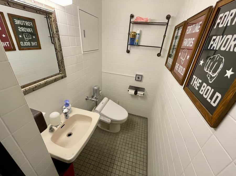 【共用廊下内:男女共用トイレ(個室×1)】 - TIME SHARING 田町赤羽橋 8Aの写真