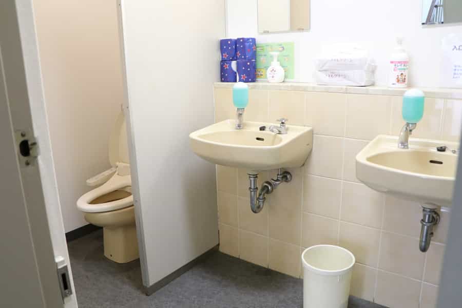 【階段上に女性トイレがございます】 - TIME SHARING 六本木 第6DMJビル 4Bの写真