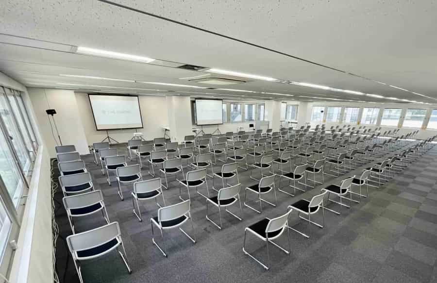 椅子のみ143脚並べることも可能 ※レイアウト変更はお客様自身で行っていただきます