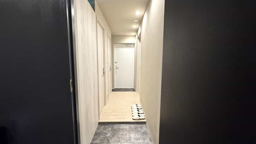 【スリッパに履き替えてご利用ください。】