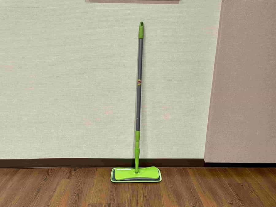 【室内にモップもご用意しています】 - TIME SHARING 四谷 ダンスルーム7Dの写真